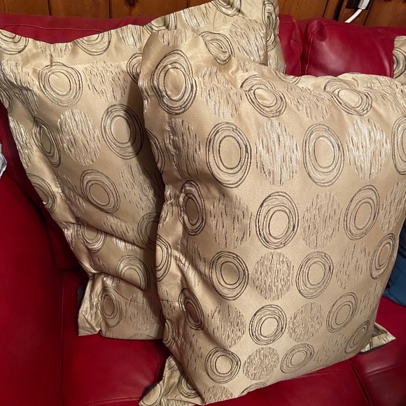 Queen size bedspread & 2 pillowed shams. New!